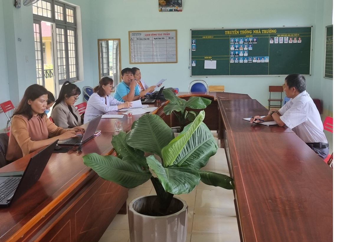 Phối hợp kiểm tra công tác y tế trường học tại xã Đăk Choong và xã Xốp