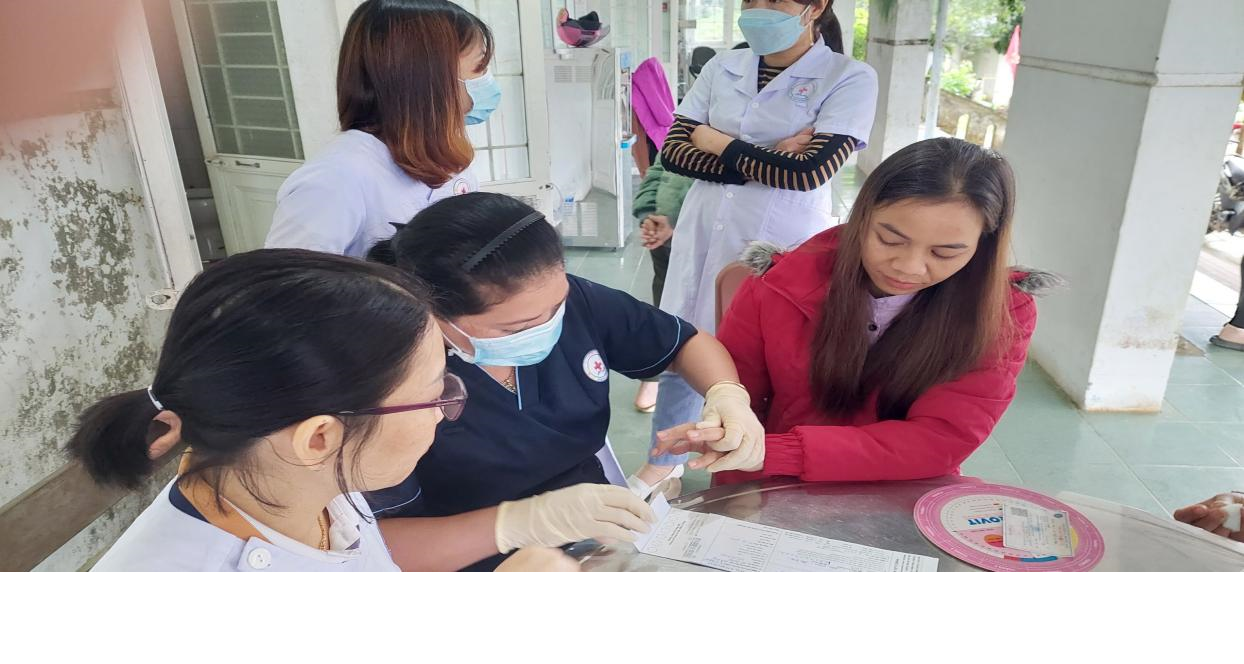 Thực hiện lấy máu để xét nghiệm sàng lọc trước sinh